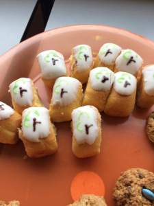 Buns iced with the parkrun tree